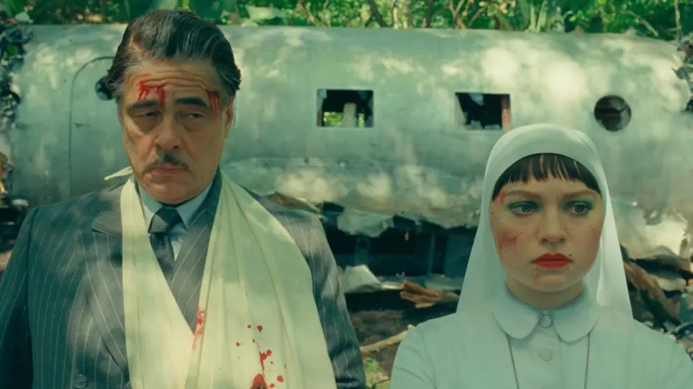 Benicio del Toro y Mia Threapleton en 'La trama fenicia'