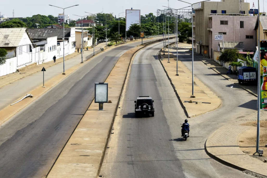 El tráfico circula por una carretera casi vacía tras las noticias sobre un intento de golpe de Estado contra el Gobierno del presidente Patrice Talon, en Cotonú, Benin, el domingo.
