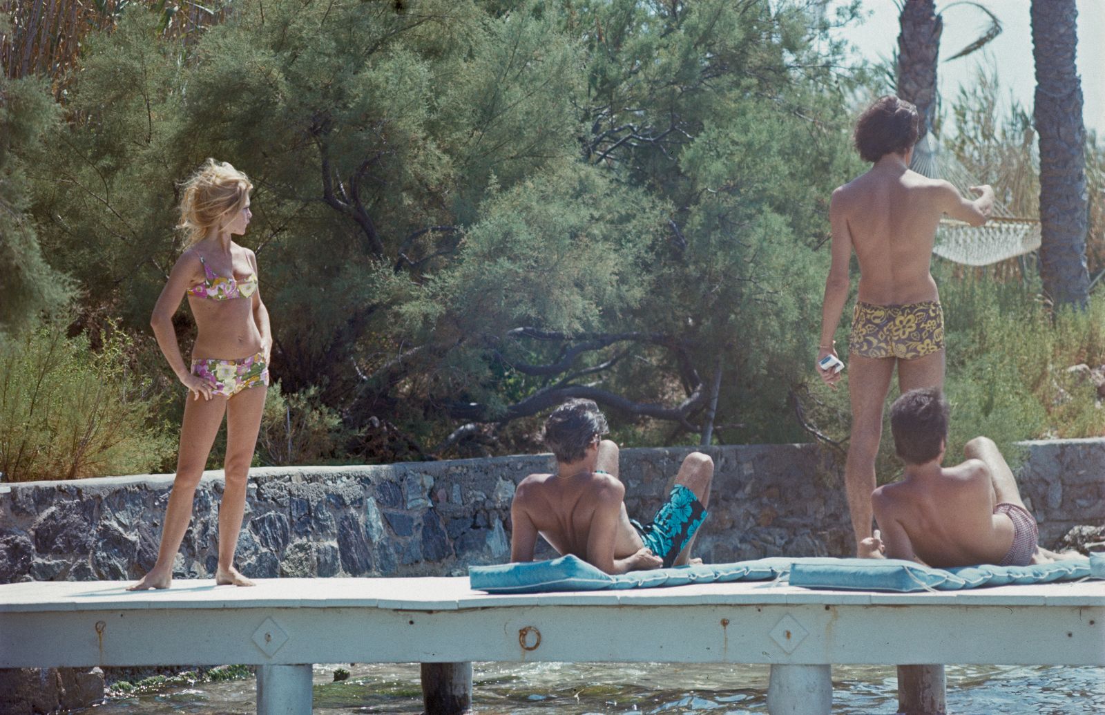 Brigitte Bardot y amigos en alberca.