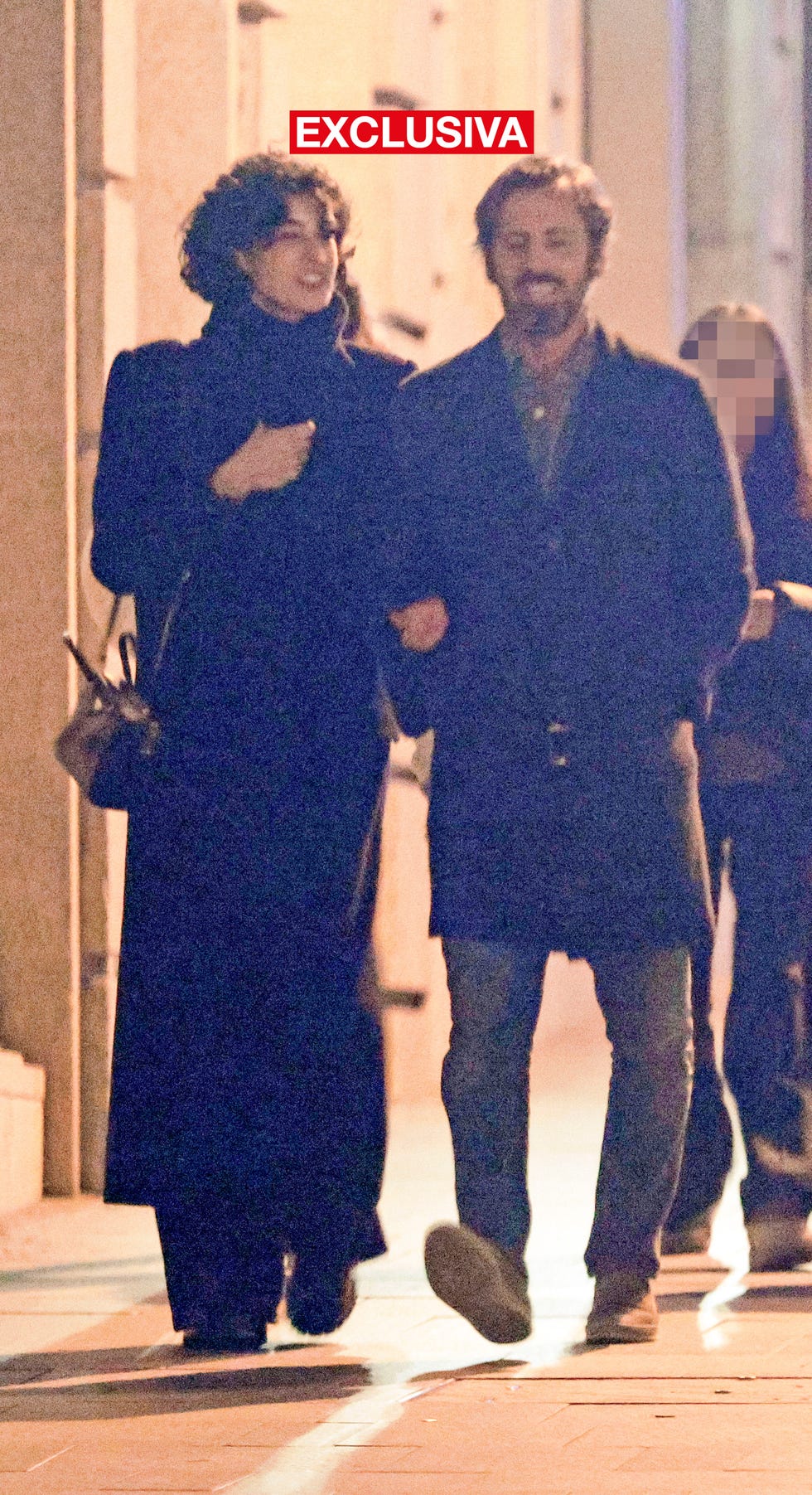 Blanca Romero y Quique Sanchez Flores, pasean abrazados blanca romero y quique sanchez flores, pasean abrazados