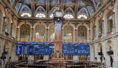 El Ibex 35 hace historia y supera los 17.000 puntos; Ferrovial y Arcelor lideran las subidas