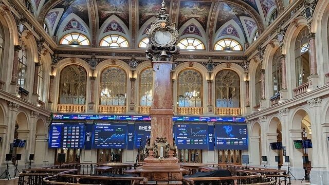 El Ibex 35 hace historia y supera los 17.000 puntos; Ferrovial y Arcelor lideran las subidas