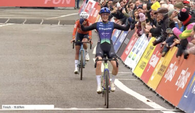 Lucinda Brand protagoniza una vuelta final de infarto y gana la Copa del Mundo CX de Amberes 2025