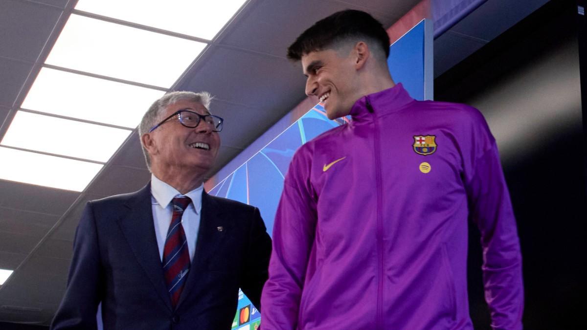 Gerard Martín sonríe con el director de comunicación del Barça