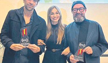 Javier y José Sepúlveda, con sus premios junto a la actriz protagonista de ‘Idilia’ Norma Ruiz.
