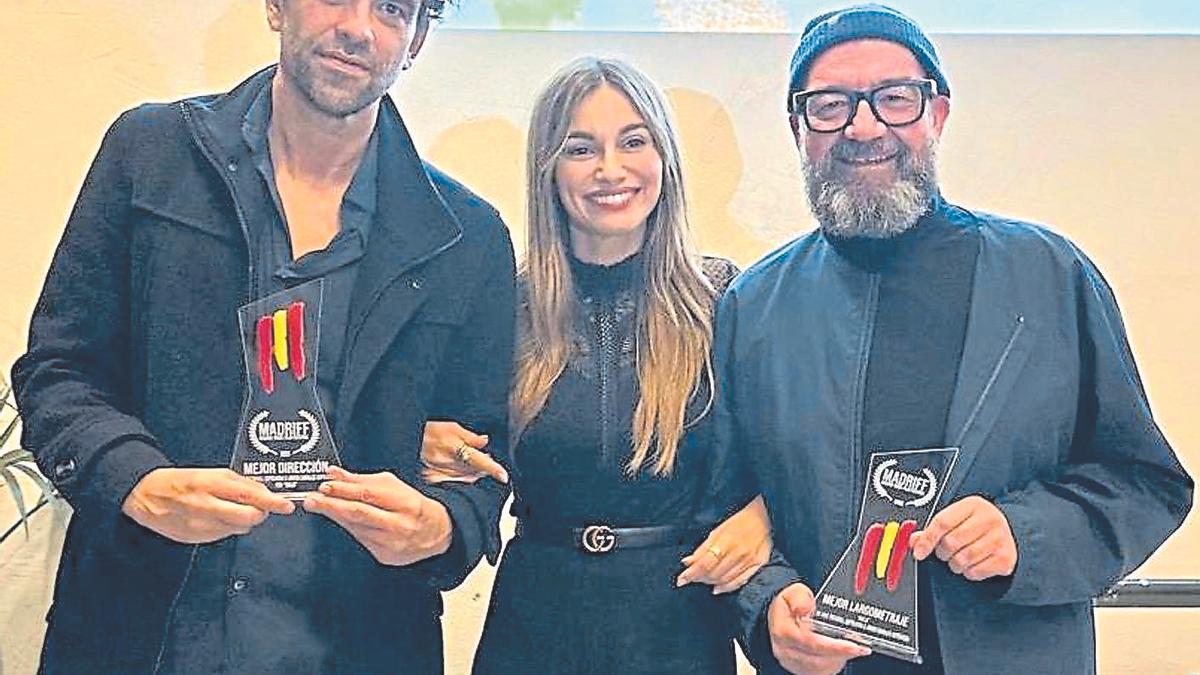 Javier y José Sepúlveda, con sus premios junto a la actriz protagonista de ‘Idilia’ Norma Ruiz.