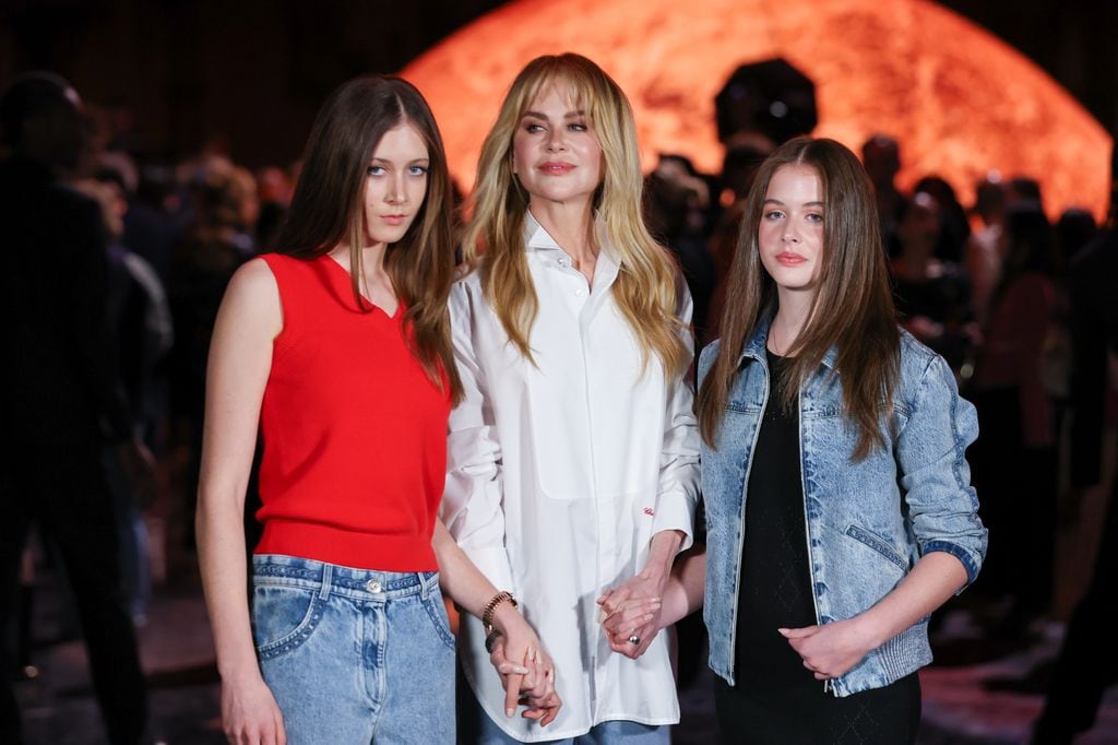 Nicole Kidman en el desfile acompañada de sus hijas.