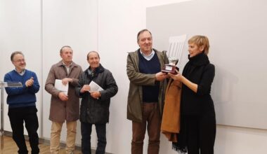 Por la izquierda, Luis Feás, Guillermo Simón, Luis Repiso, Alejandro Vega y Jezabel Rodríguez, con la Manzana de Plata