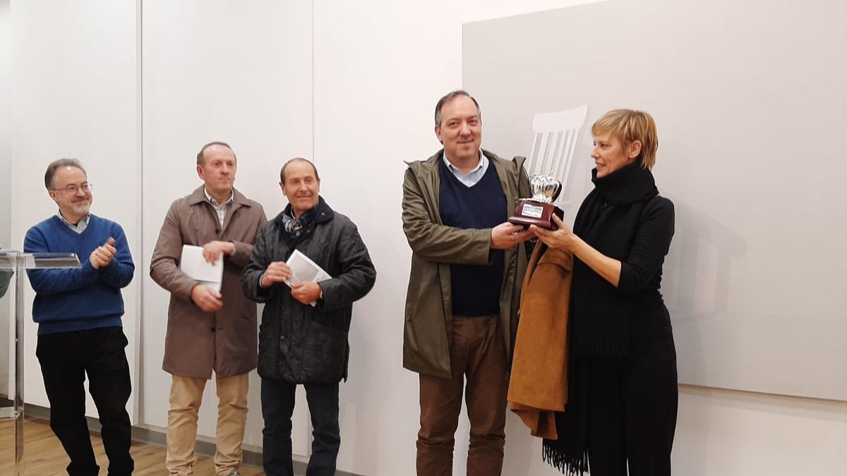 Por la izquierda, Luis Feás, Guillermo Simón, Luis Repiso, Alejandro Vega y Jezabel Rodríguez, con la Manzana de Plata