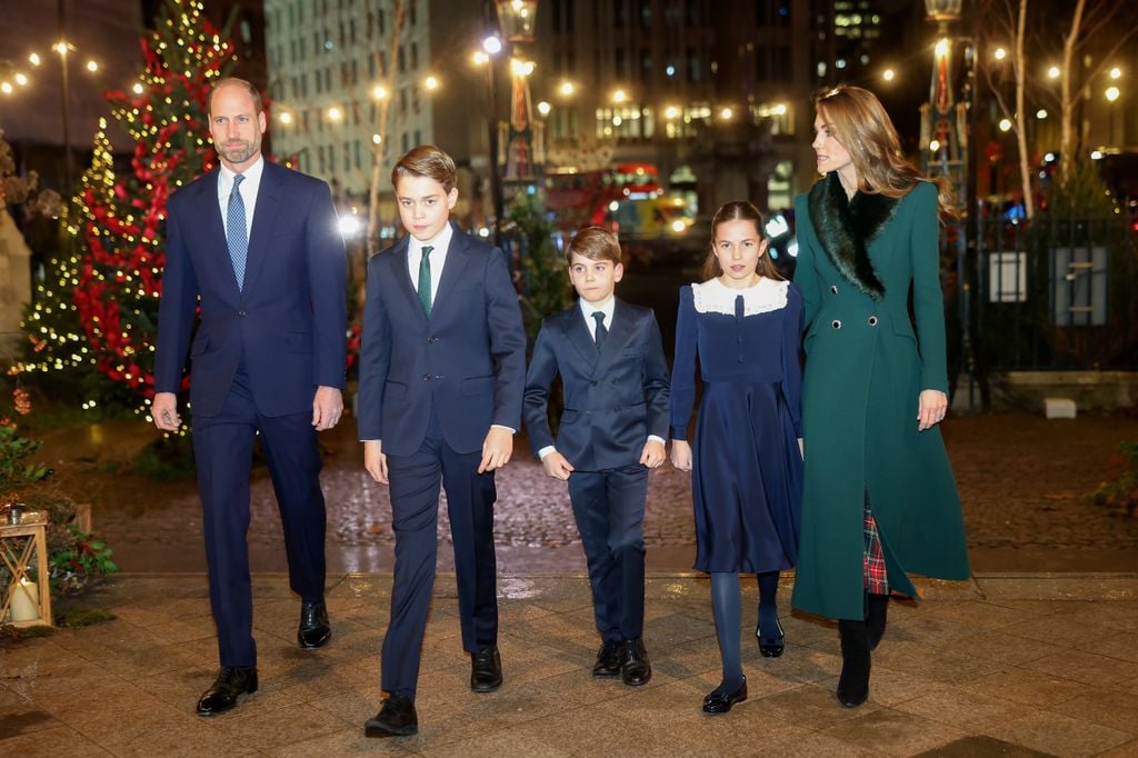 El príncipe Guillermo, príncipe de Gales, el príncipe Jorge de Gales, el príncipe Luis de Gales, la princesa Carlota de Gales y Catalina, princesa de Gales, asisten al servicio de villancicos "Juntos en Navidad" en la Abadía de Westminster.