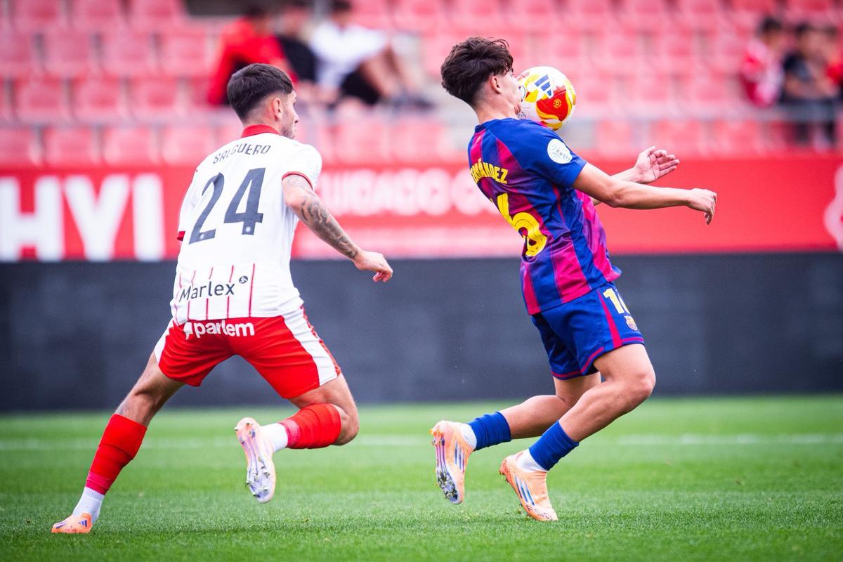 Toni Fernández controlando el balón ante el Girona B