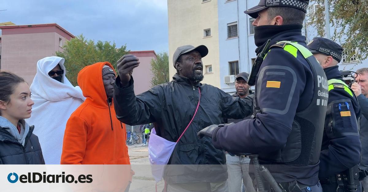 La Guardia Urbana de Badalona echa a los migrantes de la plaza donde habían acampado y les impide cocinar en la calle