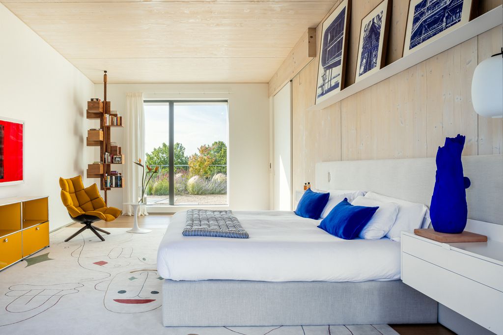 Dormitorio donde destaca la importancia de la luz natural. Ambiente de calma con toques de color en perfecto equilibrio.