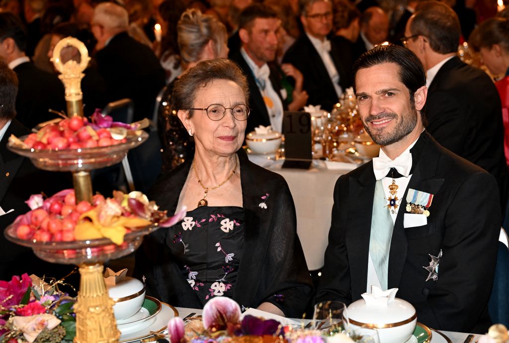 Marie-Helene Girard, profesora de literatura comparada y mujer del Premio Nobel de Física, Michel Devoret, junto al príncipe Carlos Felipe