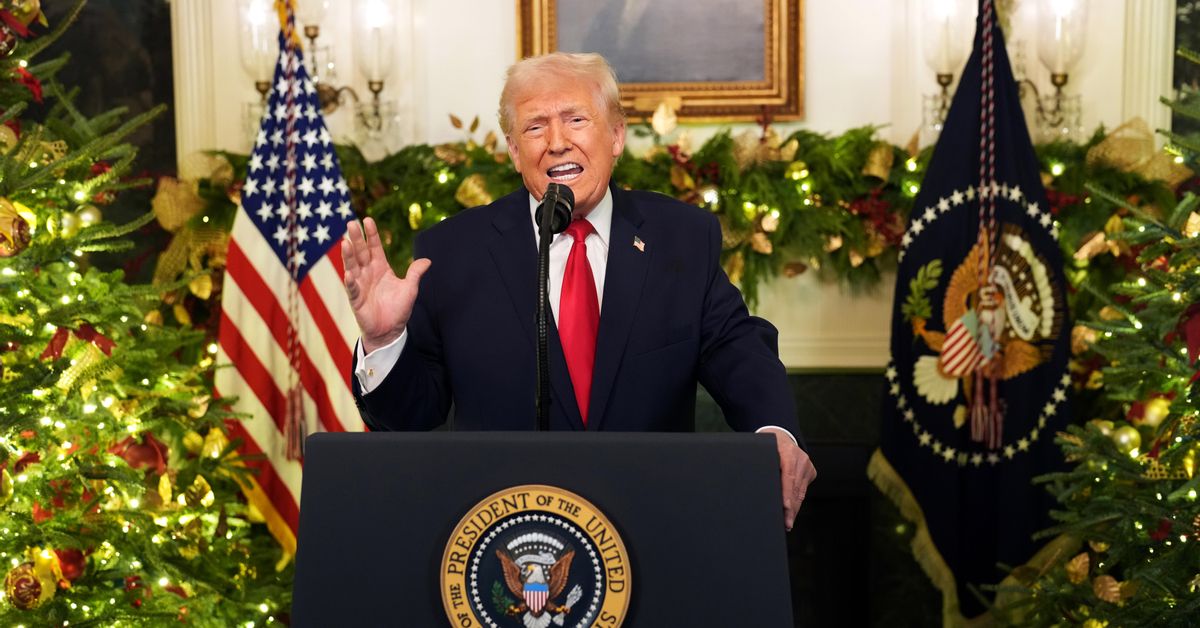 Trump acusa el descontento por la crisis de precios y se tira 18 minutos gritando a la televisión que la grandeza prometida está por venir