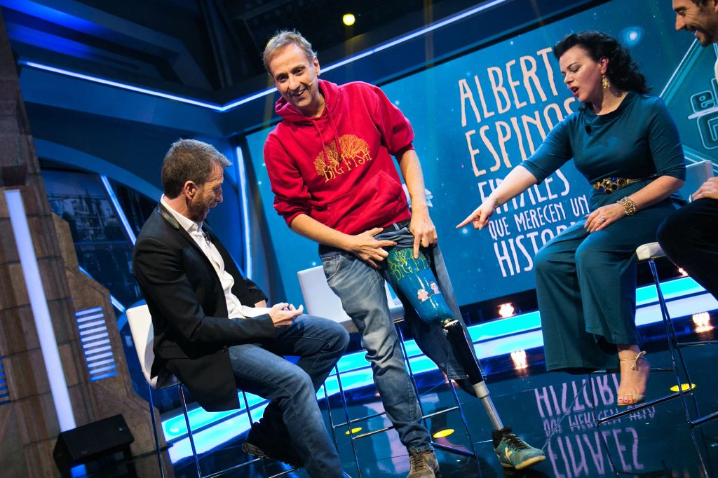 Albert Espinosa habló de su historia personal y enseñó la prótesis de su pierna en 'El Hormiguero'