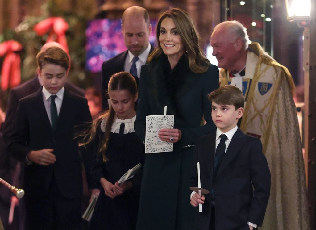 El príncipe y la princesa de Gales con sus hijos en el concierto de villancicos villancicos 'Juntos en Navidad' en la Abadía de Westminster.