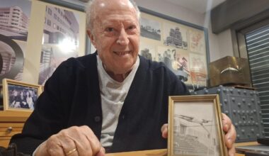 El arquitecto José Miguel Molowny, con el Olympo de fondo y una foto de su etapa de saltador de pértiga.