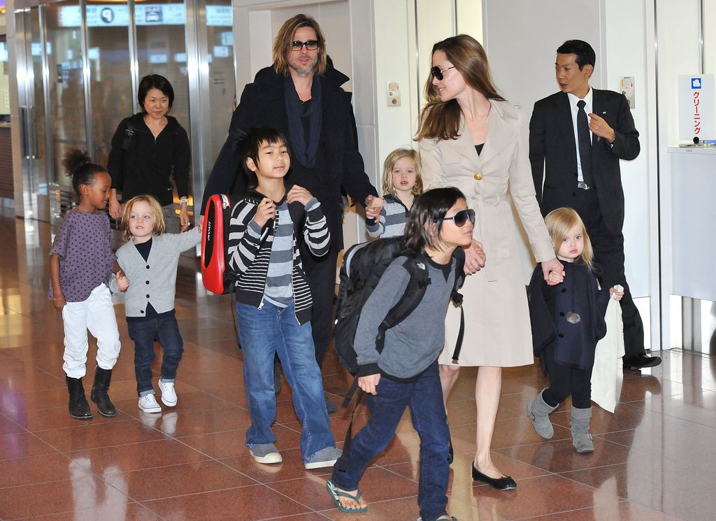 Brad Pitt y Angelina Jolie con sus hijos en 2011