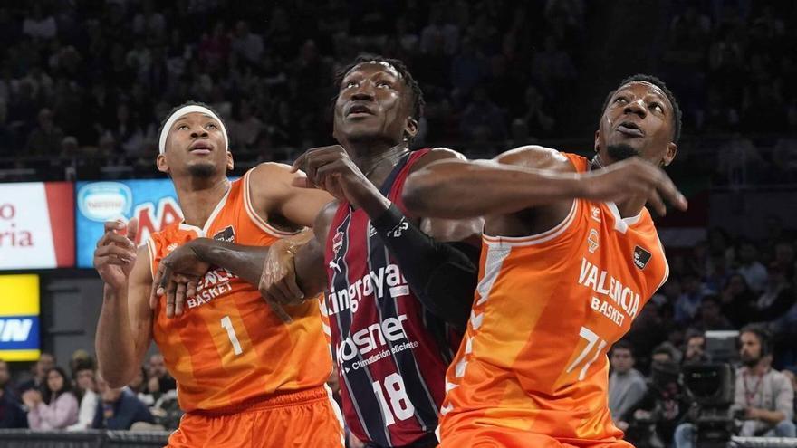 El Baskonia eleva una queja a la ACB por el arbitraje ante el Valencia