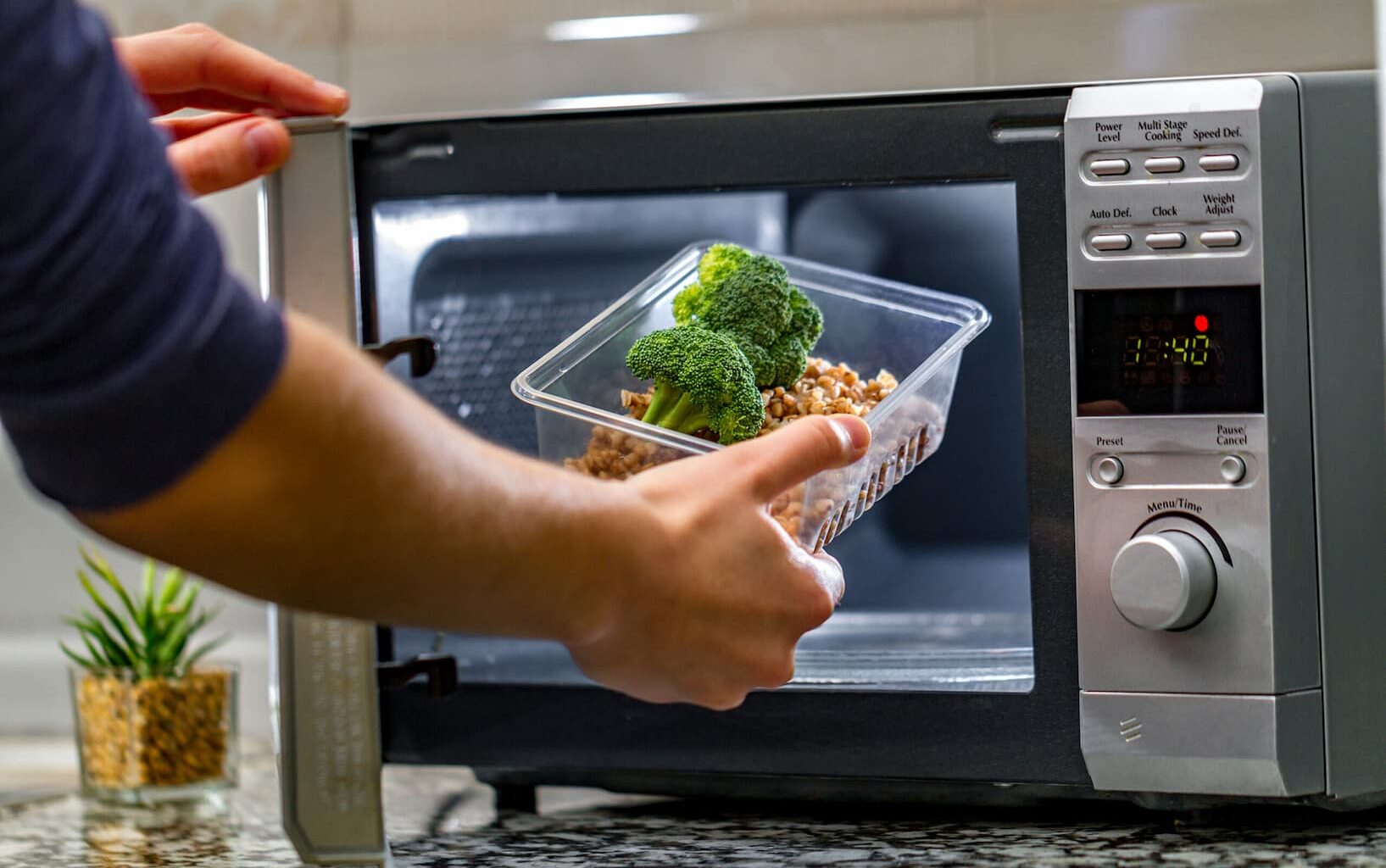 Calentar comida en envases plásticos sabotea tu cerebro  