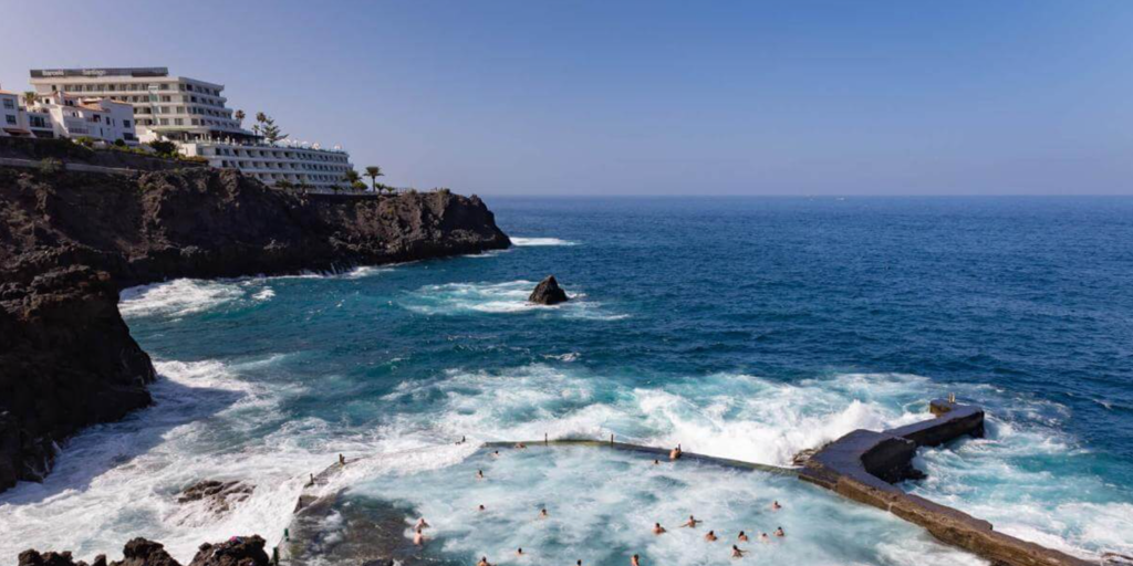 Al menos tres muertos por un golpe de mar en Tenerife