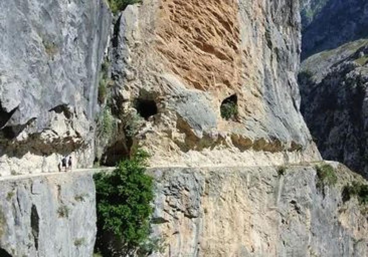 Un derrumbe obliga al cierre total de la Ruta del Cares: Caín pierde el acceso