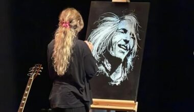 Carmen De Matos, la artista extremeña que pintó a Robe en directo en el homenaje de Plasencia: «Una forma de agradecerle todo a través del arte»