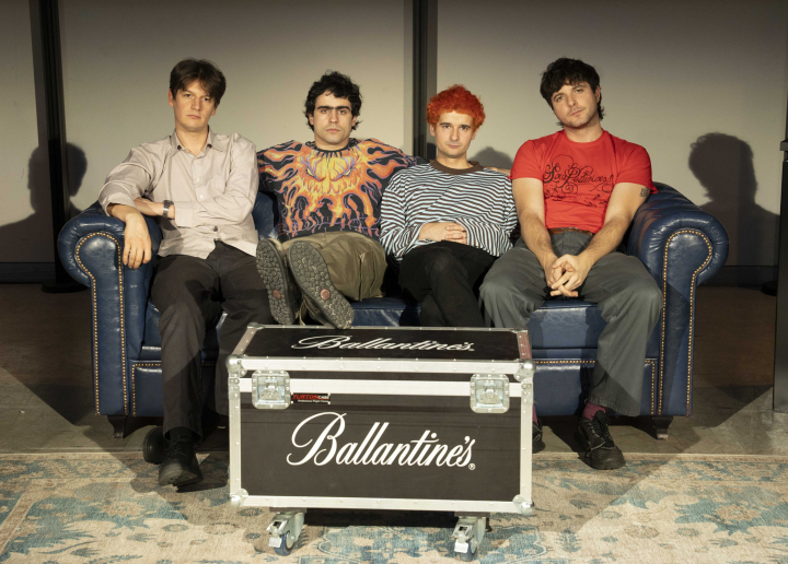 Carolina Durante en un posado en los sofás del Ballantine's Open Studio.