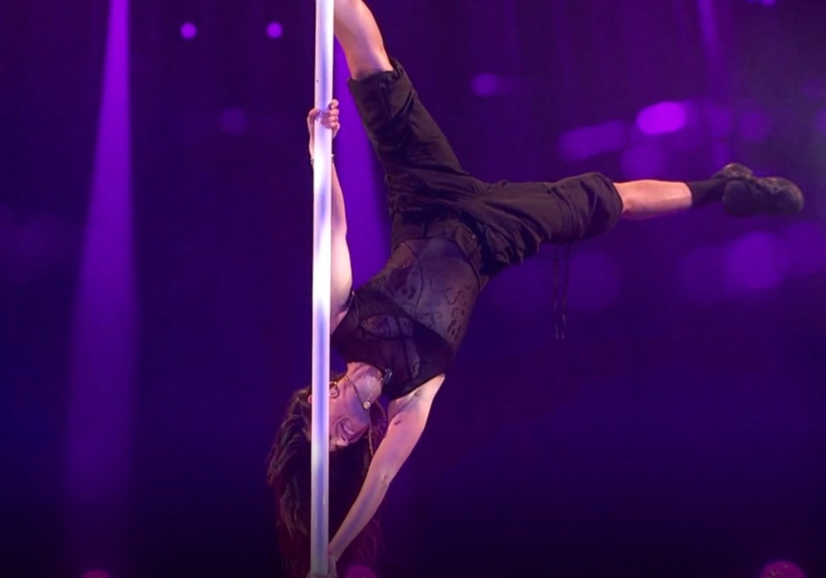 Carolina Yuste demostrando sus habilidades con el 'pole dance' en el programa de Marc Giró