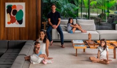 "Las obras de arte y los objetos traídos de nuestros viajes dialogan con el entorno natural y la arquitectura"