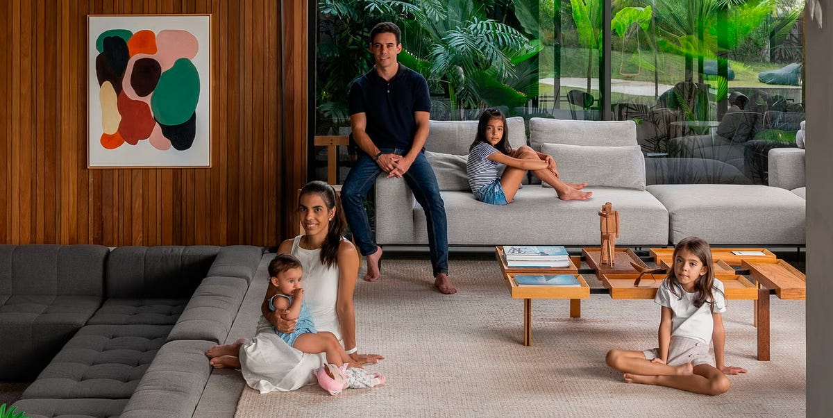 "Las obras de arte y los objetos traídos de nuestros viajes dialogan con el entorno natural y la arquitectura"