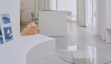 Una casa reformada en estilo minimalista que ha sacado a la luz la roca del suelo