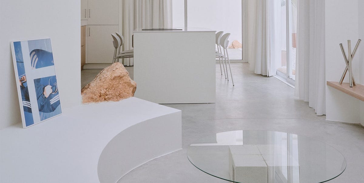 Una casa reformada en estilo minimalista que ha sacado a la luz la roca del suelo