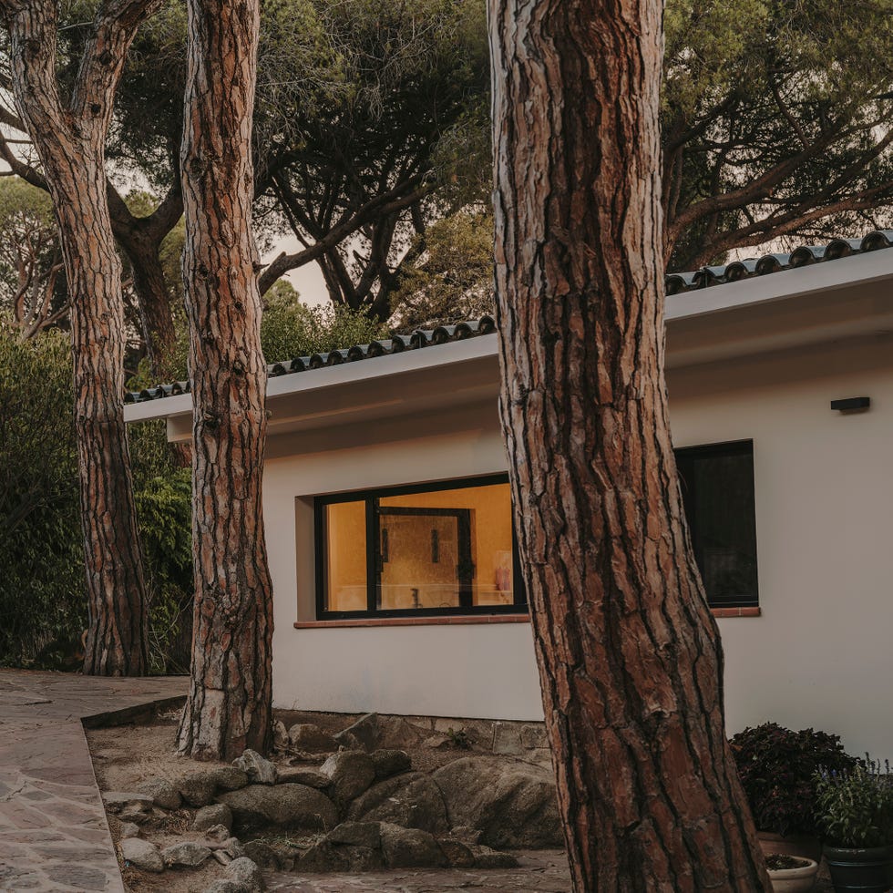 una casa de campo reformada con decoracion moderna y limpia de forma arquitectura