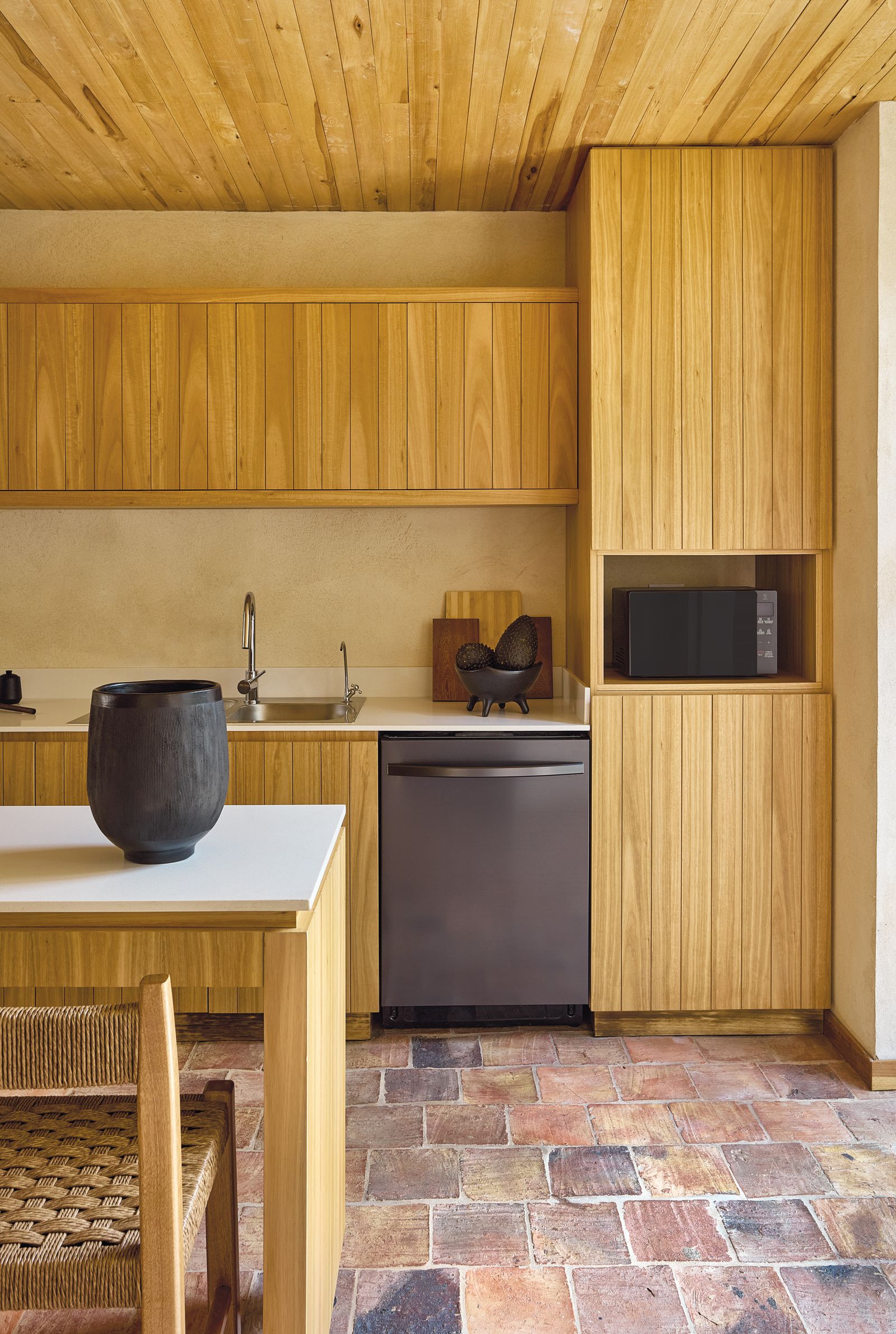 Tanto Granada como Buitrago buscaron mantener elementos tradicionales coloniales como la baldosa rectangular en gres y...