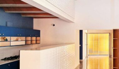 Un padre albañil y su hijo arquitecto construyen esta bonita casa de 80 m2, con encanto andaluz, en un pueblo rural de Córdoba