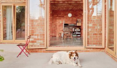 Una pareja joven construye una casa de 26.000 ladrillos en un terreno familiar donde no se pasa frío en invierno ni calor en verano