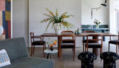 Esta casa para una joven de 26 años se ha decorado con texturas en sus paredes, muebles curvos y colores otoñales