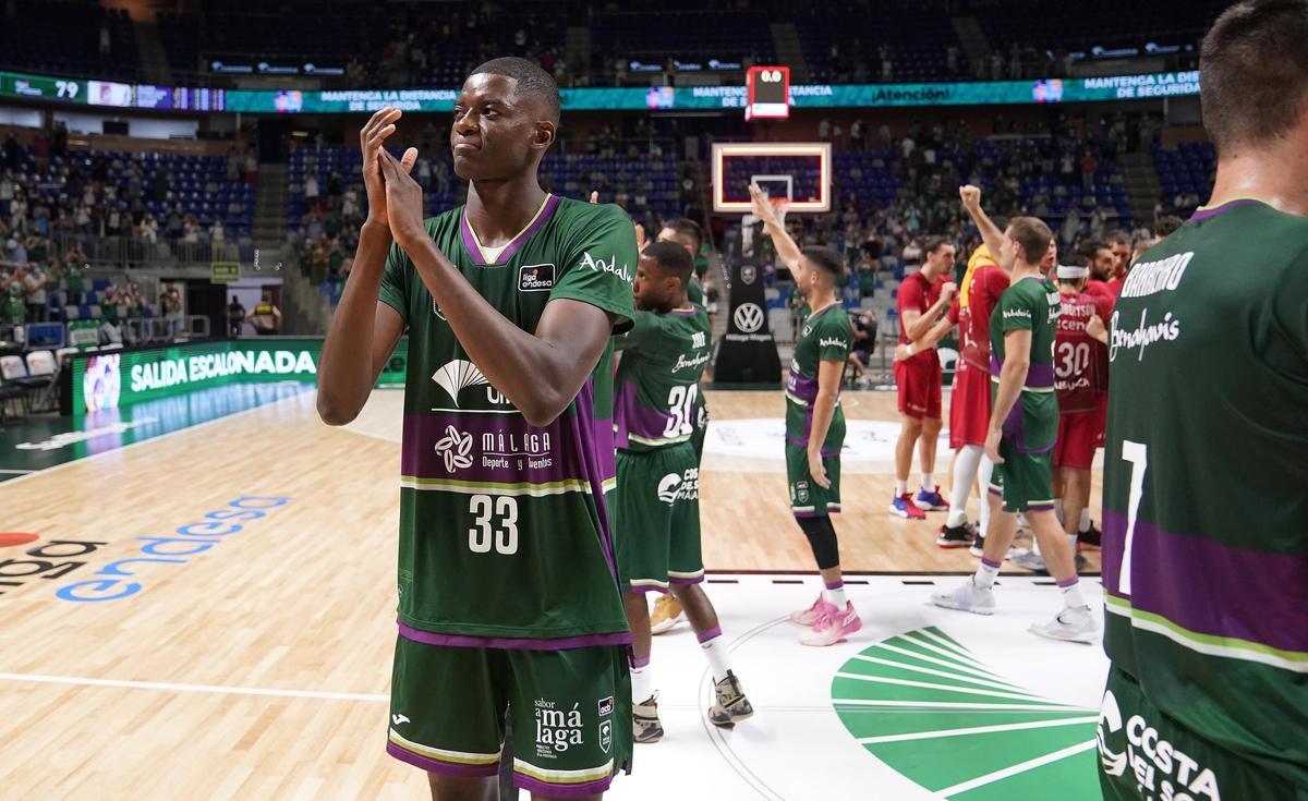 Nzosa aplaude a la afición en el Martín Carpena.