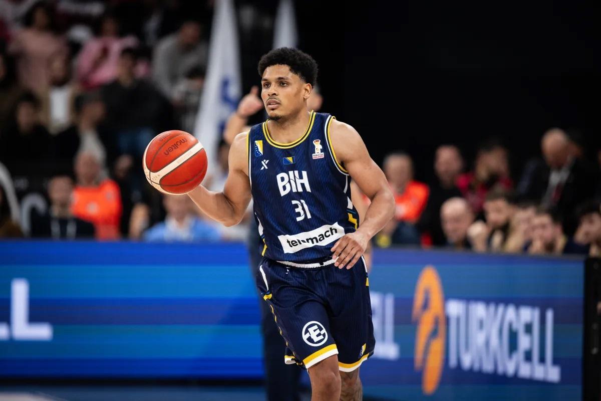 Xavi Castañeda hizo un gran partido con Bosnia.