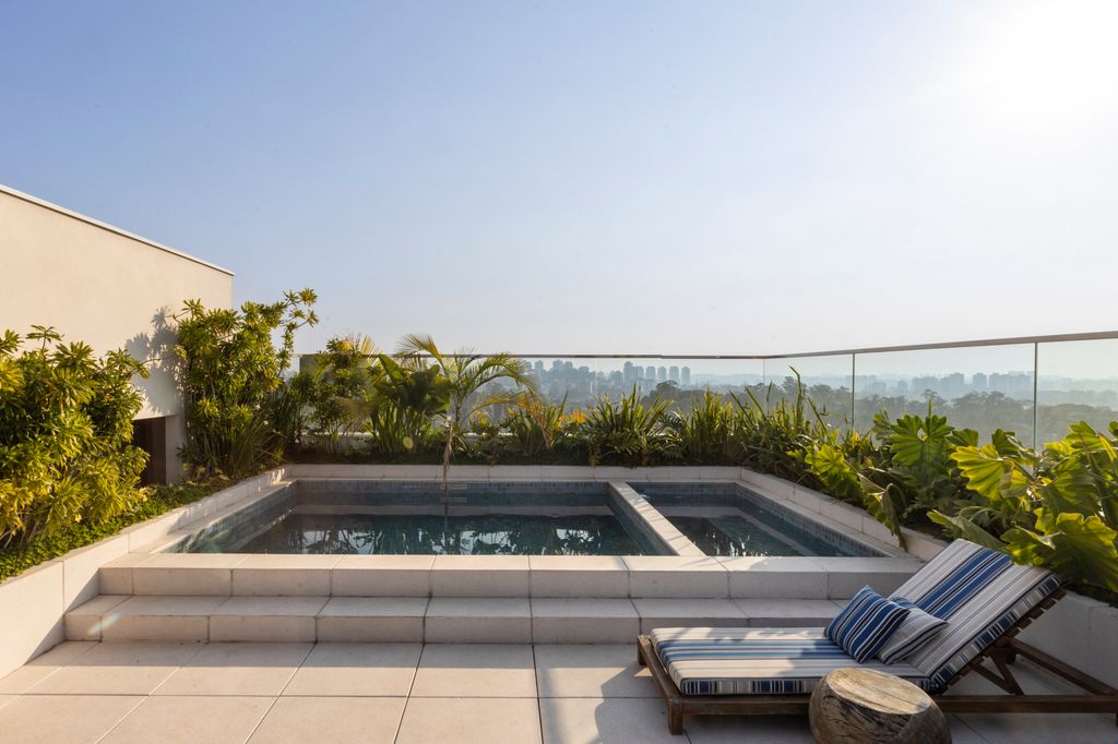 Piscina en ático con vistas