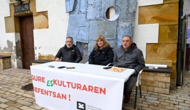 Los autores de 'Zinka' y Eskuahaldunak denuncian el vandalismo de la escultura y el "pasivismo" del Ayuntamiento de Zumaia