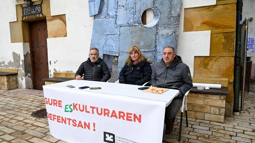 Los autores de 'Zinka' y Eskuahaldunak denuncian el vandalismo de la escultura y el "pasivismo" del Ayuntamiento de Zumaia