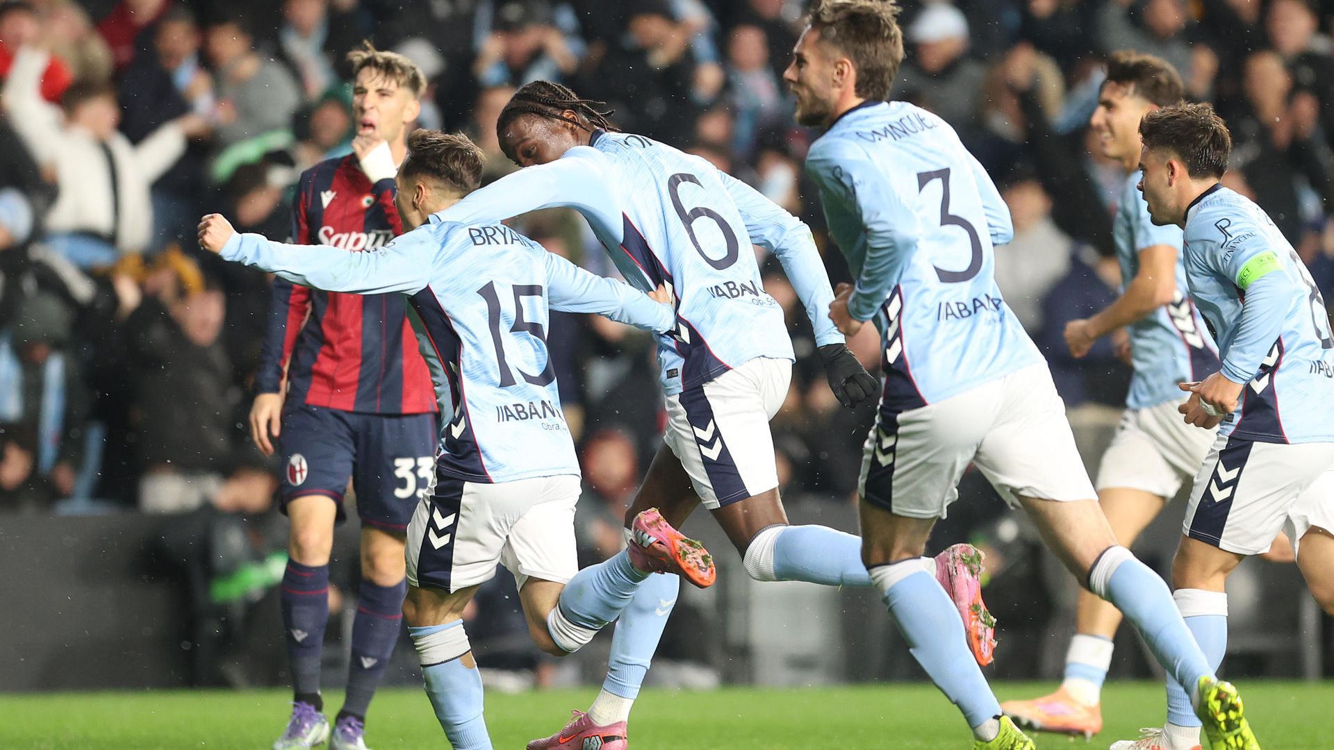 Celebración del gol de Bryan Zaragoza al Bolonia