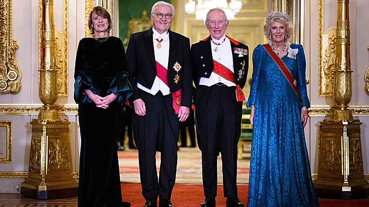 Los Reyes Carlos y Camila presidente alemán junto al presidente alemán Frank-Walter Steinmeier y su esposa, Elke Büdenbender