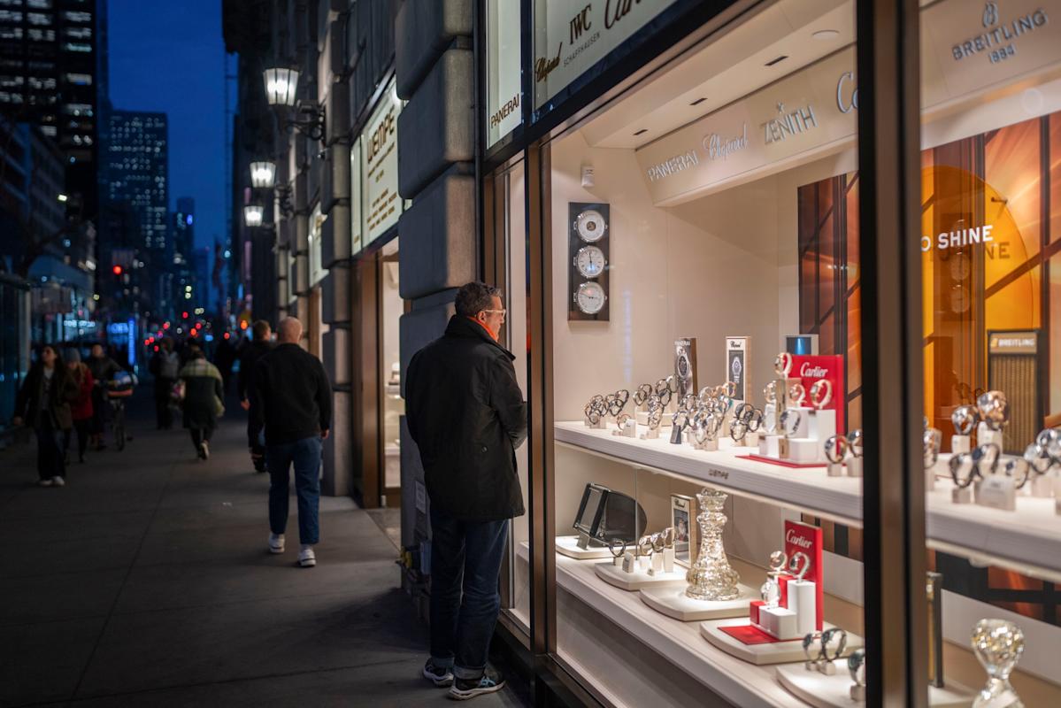 Confianza del consumidor en EE.UU. cae por quinto mes consecutivo