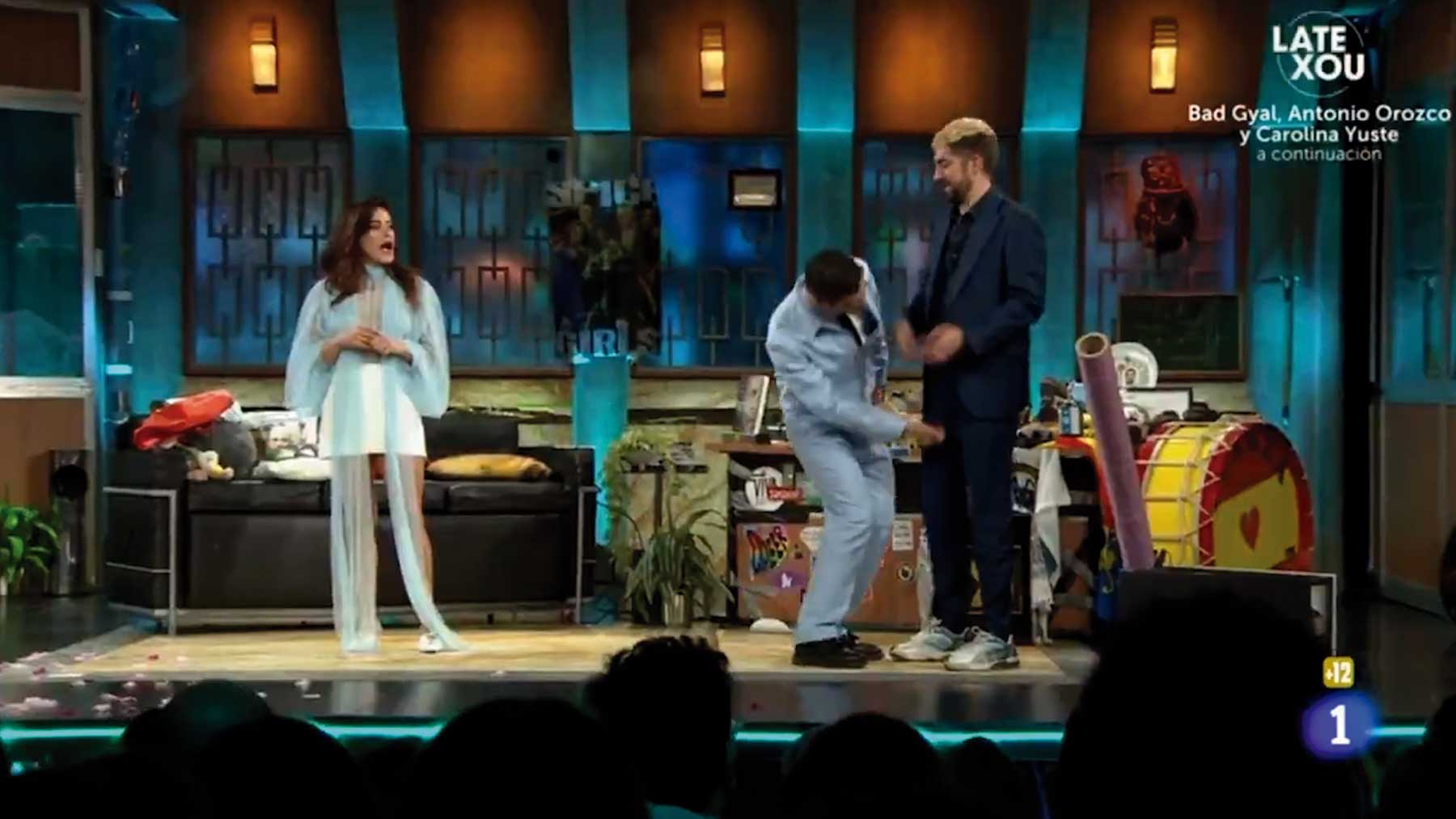 El actor Eduardo Casanova le intenta "coger la churra" a David Broncano en el 'prime time' de TVE