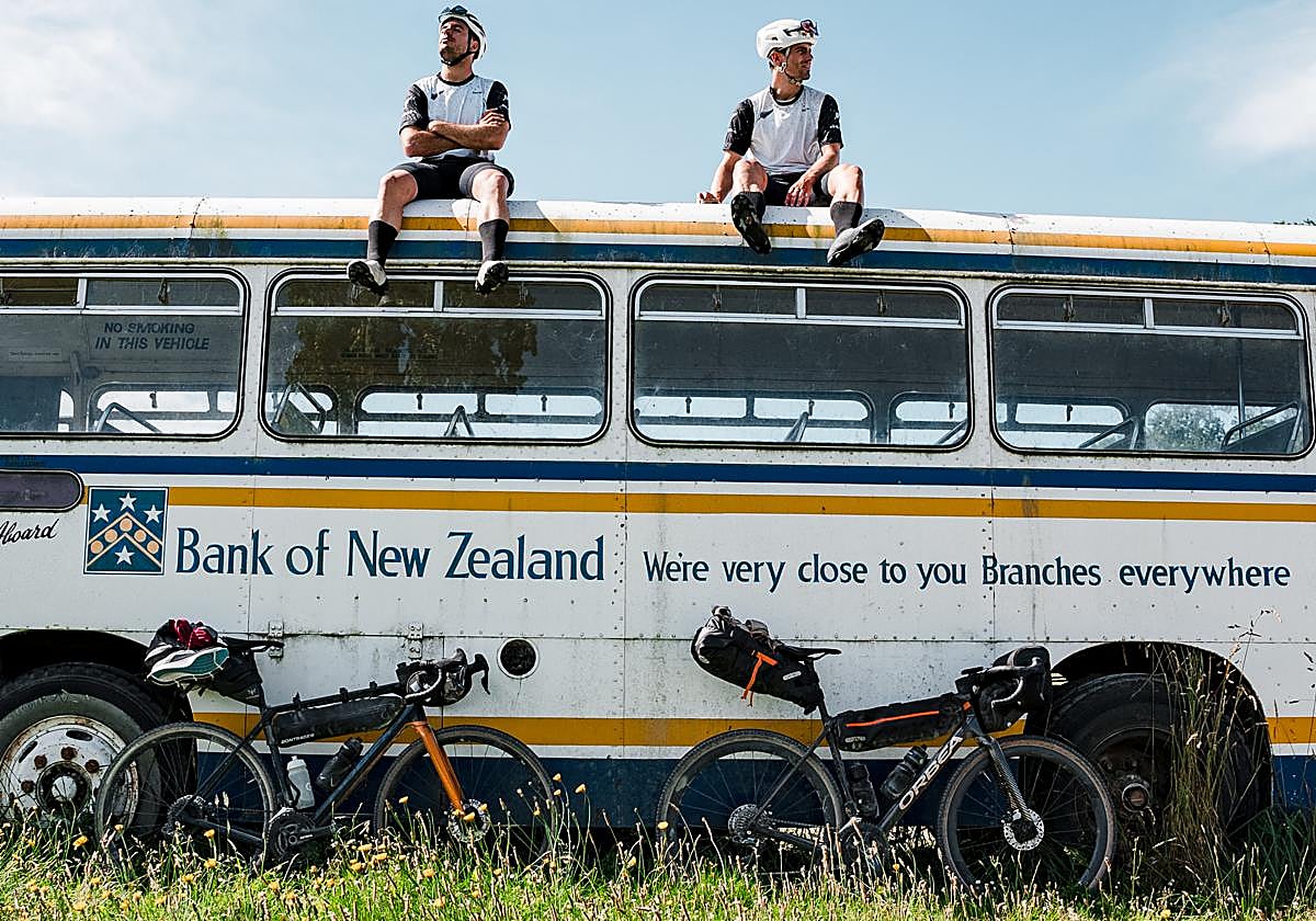 Pedaleando para hacer realidad un sueño: el emotivo documental de dos bilbaínos rodado en Nueva Zelanda