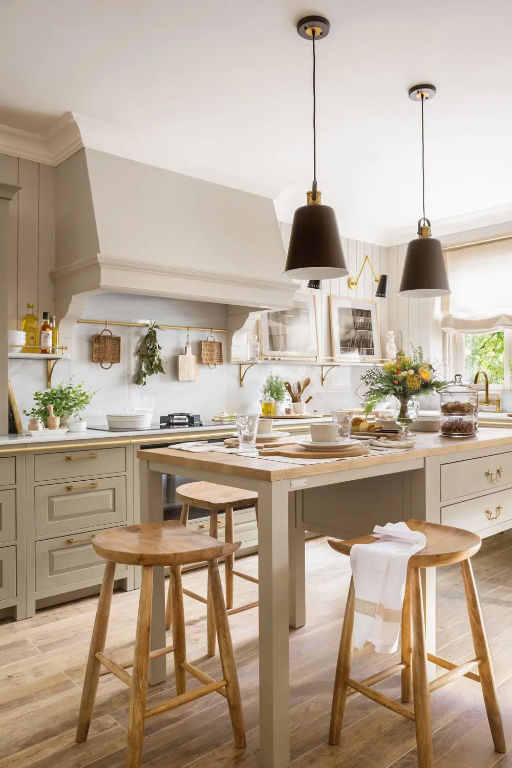 Cocina blanca con isla y office incorporado